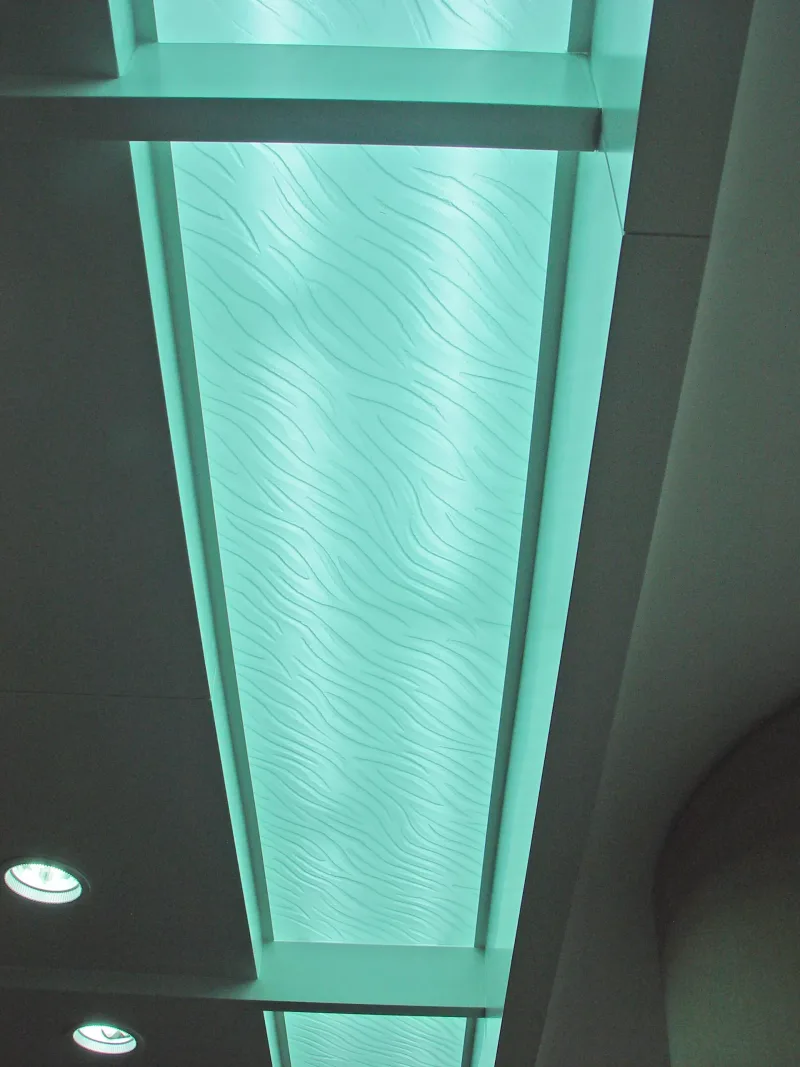 Ceiling in decorative glass