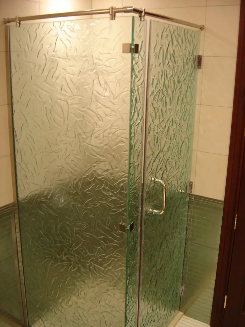 Shower Partitions in decorative glass